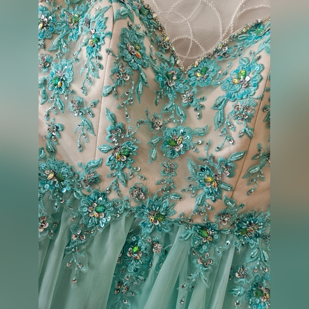 Dresses 👗 - Picture 5 of 7